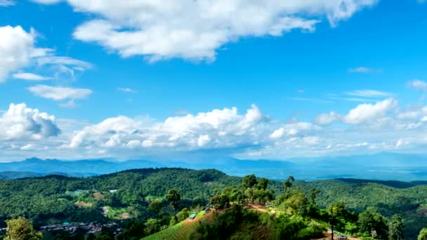 Nuvens em movimento sobre a montanha . — Vídeo de Stock