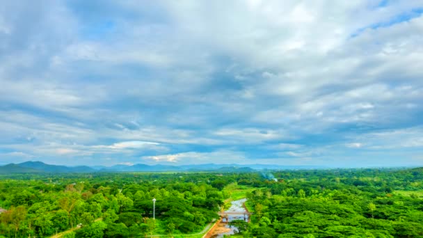 Nuvens em movimento sobre a aldeia rural . — Vídeo de Stock