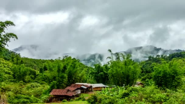 Golpe de niebla sobre aldea rural . — Vídeos de Stock