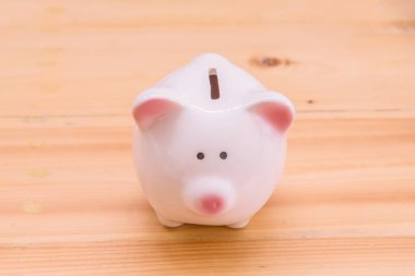 Piggy banka para tasarrufu için bir kapsayıcı.