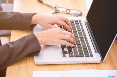 Modern ofisinde çalışan iş kadını.