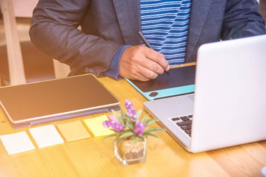 Modern ofiste çalışan iş adamı.