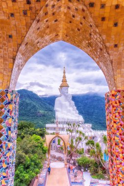 Adı Phasornkaew tapınağıdır.