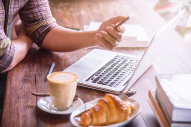 Dizüstü bilgisayar kullanarak bir iş adamı.