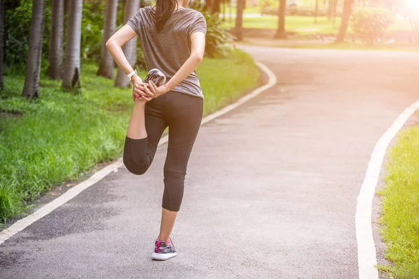 Mujer joven está corriendo haciendo ejercicio . — Foto de Stock