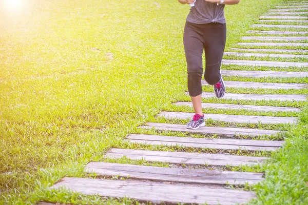 Mujer joven está corriendo haciendo ejercicio . — Foto de Stock