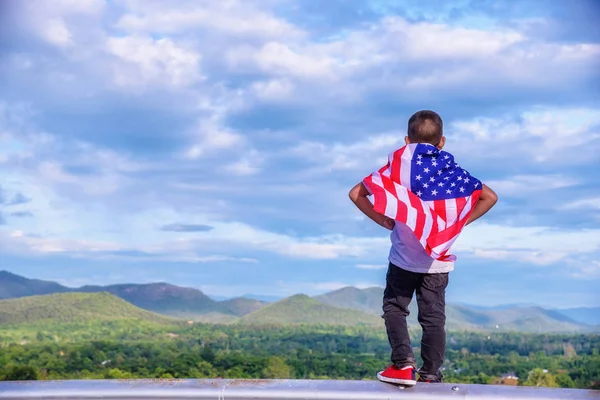 Çocuk kapak vücut tarafından Amerikan bayrağı.