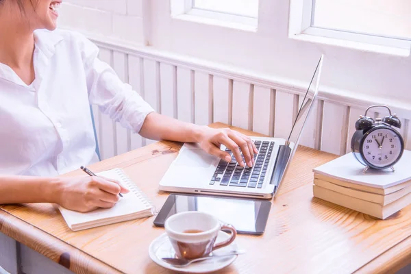 A young business woman using laptop computer. — Stock Photo, Image