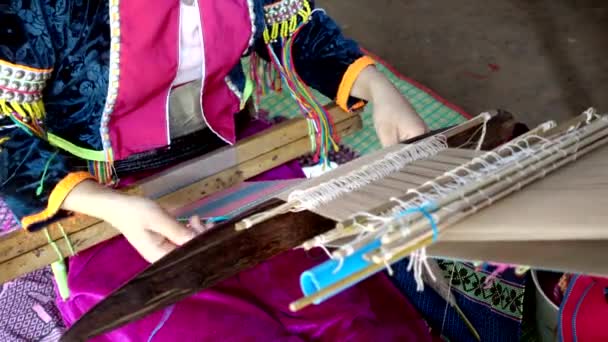 Vrouw Tribal weven. — Stockvideo