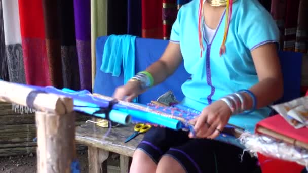 Pescoço longo Karen Tribal tecelagem . — Vídeo de Stock