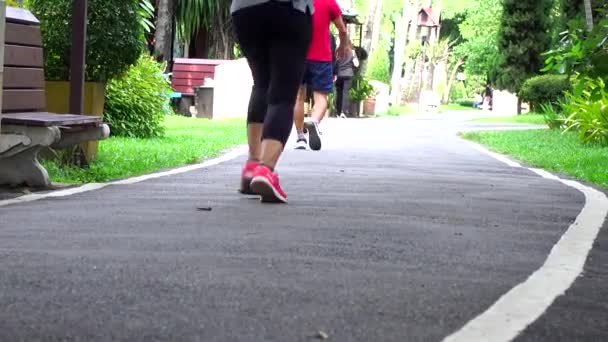 Corriendo en el parque . — Vídeos de Stock