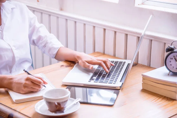 Seorang wanita bisnis muda menggunakan komputer laptop . — Stok Foto