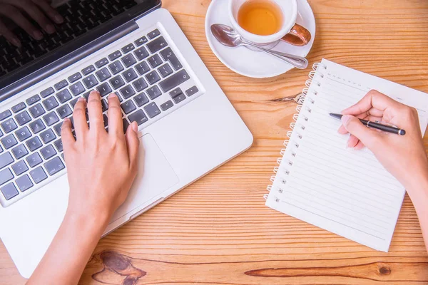 Een jonge zakenvrouw laptopcomputer gebruikt. — Stockfoto