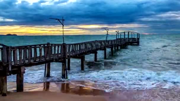 Coucher de soleil sur la mer . — Video