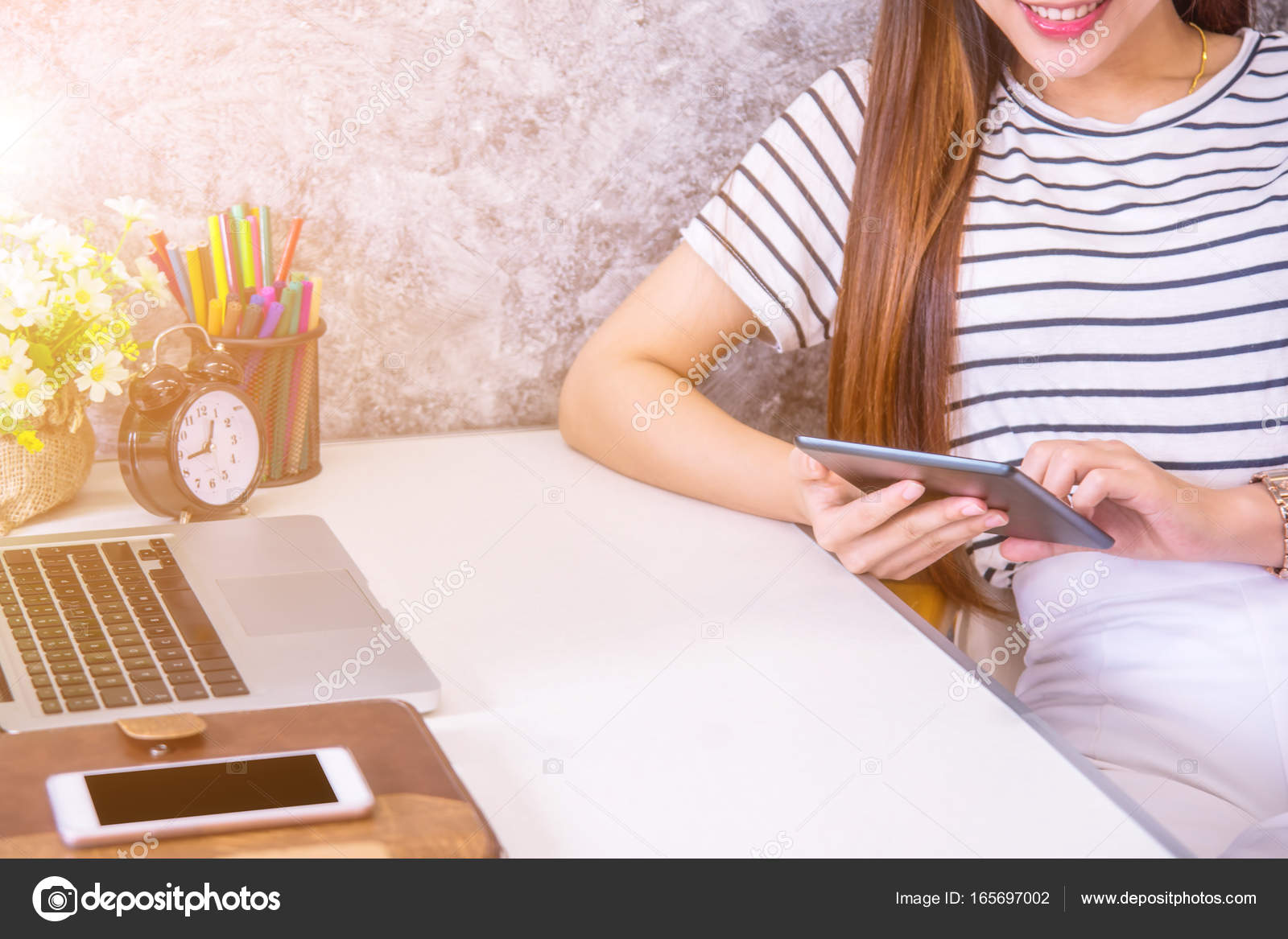 Mujer usando la tableta. — Foto de stock © nuwatphoto 165697002