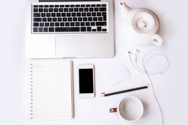 Beyaz ofis resepsiyon masası, üstten görünüm.