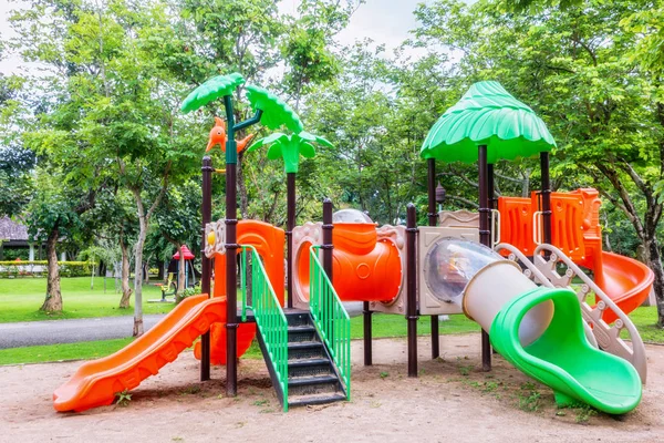 Equipamento de parque infantil colorido . — Fotografia de Stock