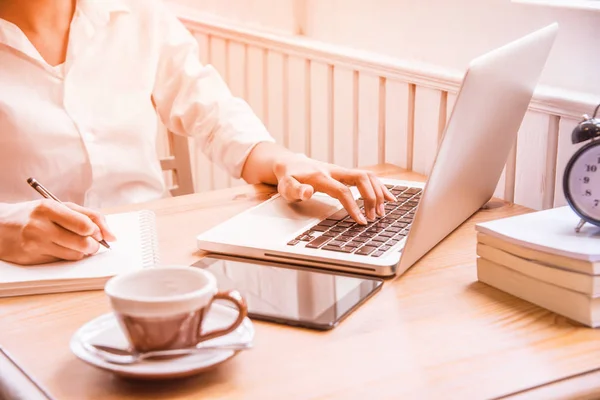 Una joven mujer de negocios usando computadora portátil . —  Fotos de Stock