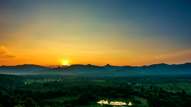 Timelapse Puesta de sol detrás de la montaña . — Vídeos de Stock