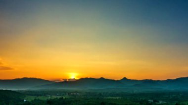 Dağın arkasında Timelapse günbatımı.