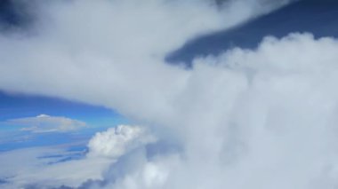 Bulutların üstünde.