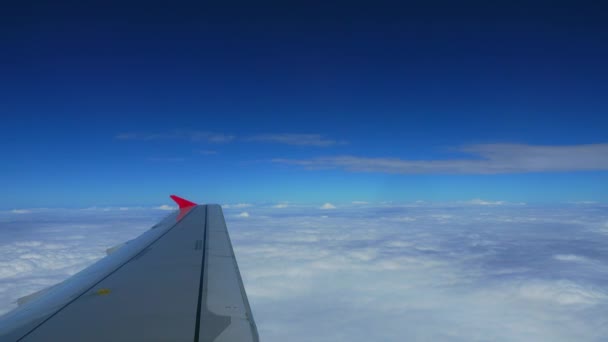 Křídlo letadla létající nad mraky. — Stock video