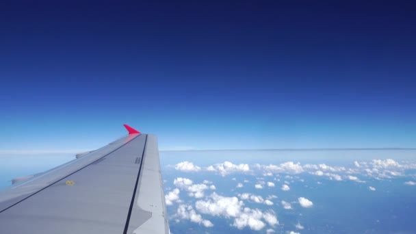 Vleugel van een vliegtuig vliegen boven de wolken. — Stockvideo