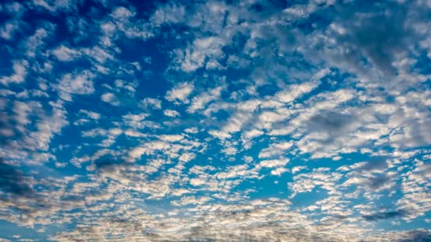 Movimiento nubes blancas contra el cielo azul . — Vídeos de Stock