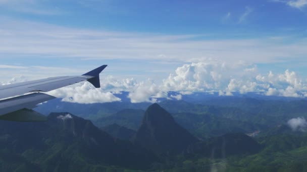 Aile d'un avion volant au-dessus des nuages . — Video