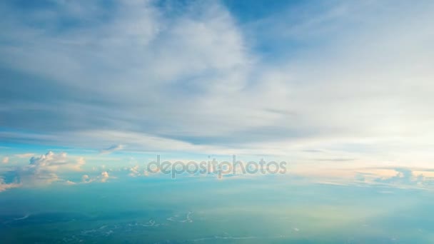 TimeLapse felhők mozgó kilátás keresztül repülőgépen ablak. — Stock videók