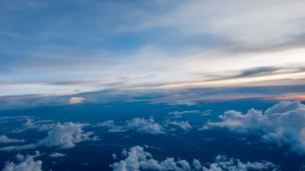 TimeLapse felhők mozgó kilátás keresztül repülőgépen ablak. — Stock videók