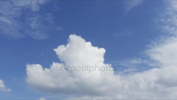 Tiempo lapso movimiento nubes blancas . — Vídeos de Stock