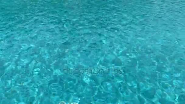映画のクレジットのための素晴らしい背景の青い水の波紋 のビデオ — ストック動画