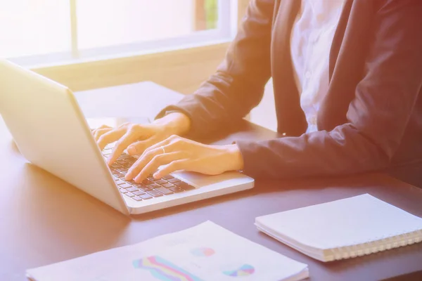 Una joven mujer de negocios usando computadora portátil . —  Fotos de Stock