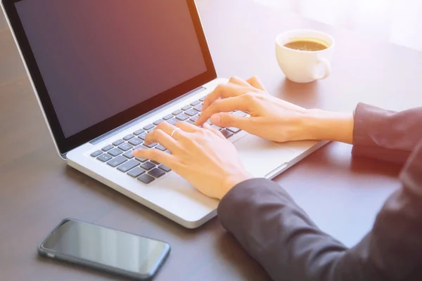 Una joven mujer de negocios usando computadora portátil . —  Fotos de Stock