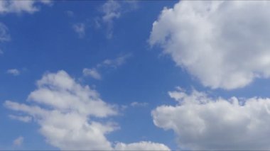 4k, zaman atlamalı, hareket beyaz bulutlar bir arka plan için mavi gökyüzü karşı.