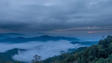 (4k) Zaman atlamalı, Doi Mon Ngo bakış açısı, Mae Tang, Chiang Mai eyaleti, Tayland kuzeyinde hava sezonunda Sabah sis Manzara.