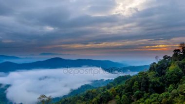 (4k) Zaman atlamalı, Doi Mon Ngo bakış açısı, Mae Tang, Chiang Mai eyaleti, Tayland kuzeyinde hava sezonunda Sabah sis Manzara.
