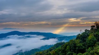 (4k) Zaman atlamalı, Doi Mon Ngo bakış açısı, Mae Tang, Chiang Mai eyaleti, Tayland kuzeyinde hava sezonunda Sabah sis Manzara.