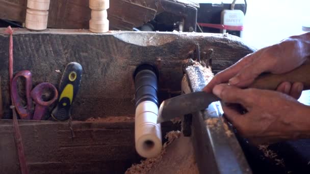 Hand Eines Erfahrenen Kunsthandwerkers Der Das Holzstück Mit Der Drehbank — Stockvideo
