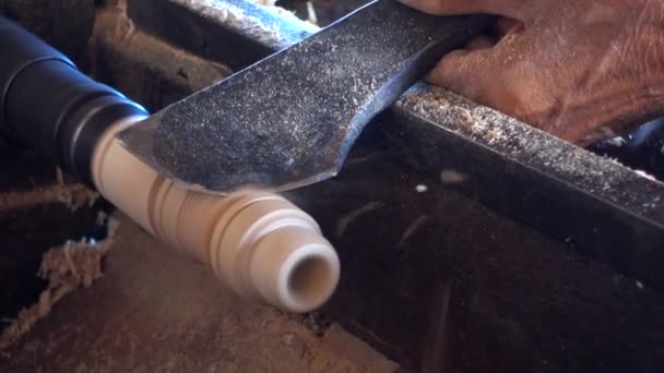 Ręce Wykwalifikowanych Rzemieślników Pracy Kawałek Drewna Tokarka Wideo — Wideo stockowe