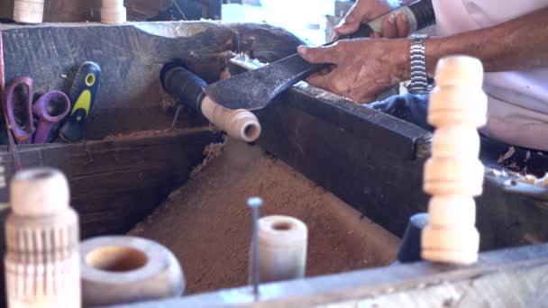 Mão Artesão Hábil Que Trabalha Parte Madeira Com Torno Vídeo — Vídeo de Stock