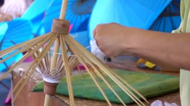 El yapımı şemsiye Bo Sang Köyü Chiang Mai, Tayland çalışma erkek.