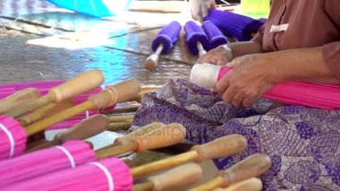 El yapımı şemsiye Bo Sang Köyü Chiang Mai, Tayland çalışma erkek.