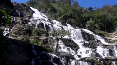 Mae seni şelale doi Inthanon, Chiang mai, Tayland, Thailand, en ünlü, taşlar ile güzel ipeksi şelale akışı. 