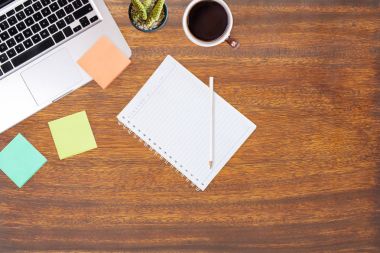 Ofis resepsiyon masası, üstten görünüm.