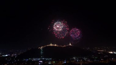 Güzel havai fişek Tayland-10 Şubat ayında Phra Nakhonkhiri (Khao-Wang) festival, Phetchaburi eyaleti ışık gecede 2018 