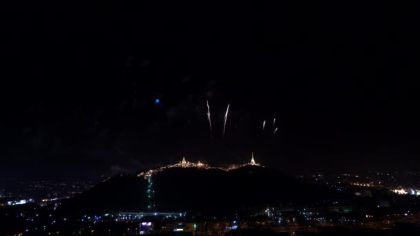 Hermosa Exhibición Fuegos Artificiales Luz Nocturna Festival Phra Nakhonkhiri Khao — Vídeos de Stock