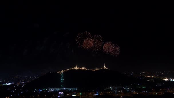 2018年2月 Thailand 碧武里省 Nakhonkhiri 节夜灯上的美丽烟花表演 — 图库视频影像