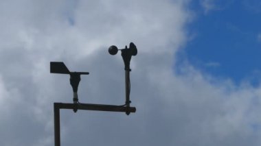 Anemometre veya rüzgar ölçer vane arka planda bulutlar hareket ile döngü içinde iplik.